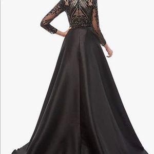 The dress is truly fabulous.It’s even more amazing in person.Best offers please